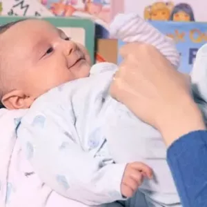 Как да играем с бебето на 3 месеца: образователни играчки за вашето бебе и игри
