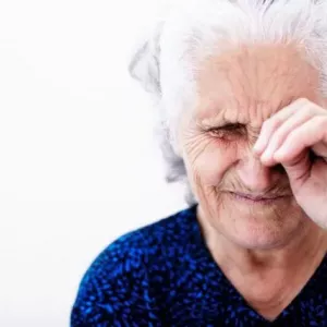 Защо едното око е сълзене при възрастен: причини, методи за решаване и медицински съвети